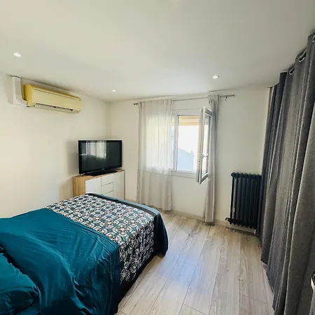 Large F3, Beach, Center Antibes