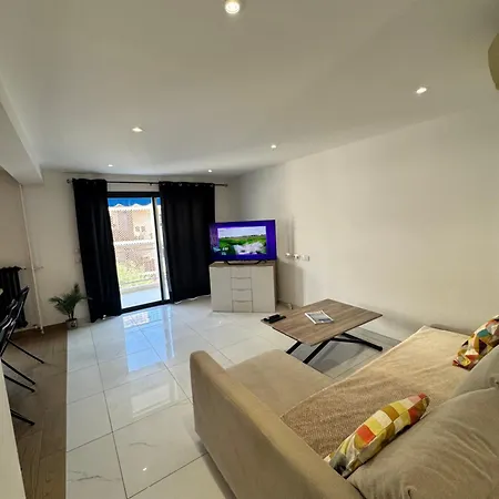 Large F3, Beach, Center Antibes